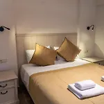 Hotel Uliv & *