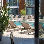 Hotel Uliv & *