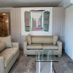 Hotel Uliv & *